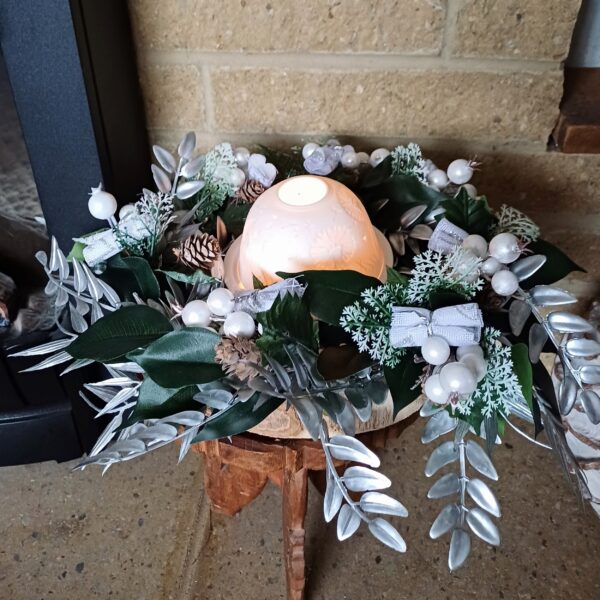 Table centre decorated in silver and white