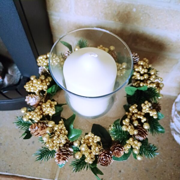 Table centre decorated with sparkly gold berries and natural mini pinecones