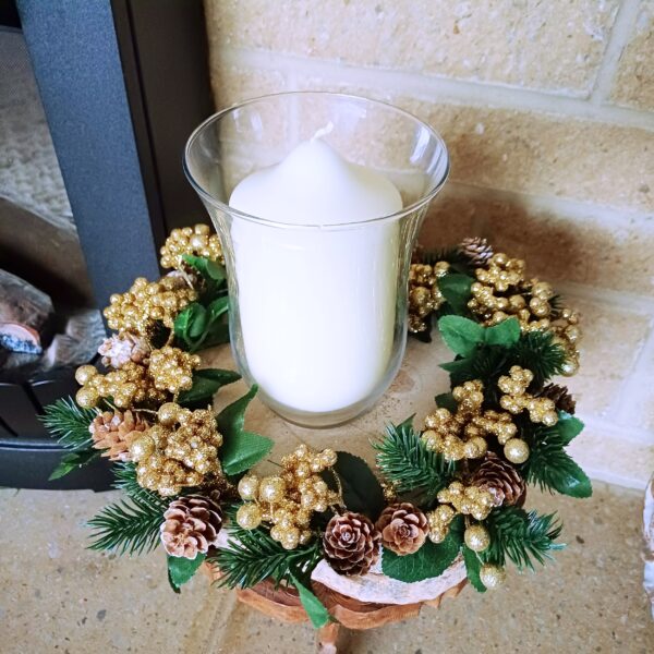 Table centre decorated with sparkly gold berries and natural mini pinecones